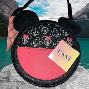 NWT Danielle Nicole Disney's Minnie Mouse Crossbody Bag
by Danielle Nicole